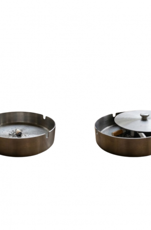 Cendrier plat et couvercle rotatif